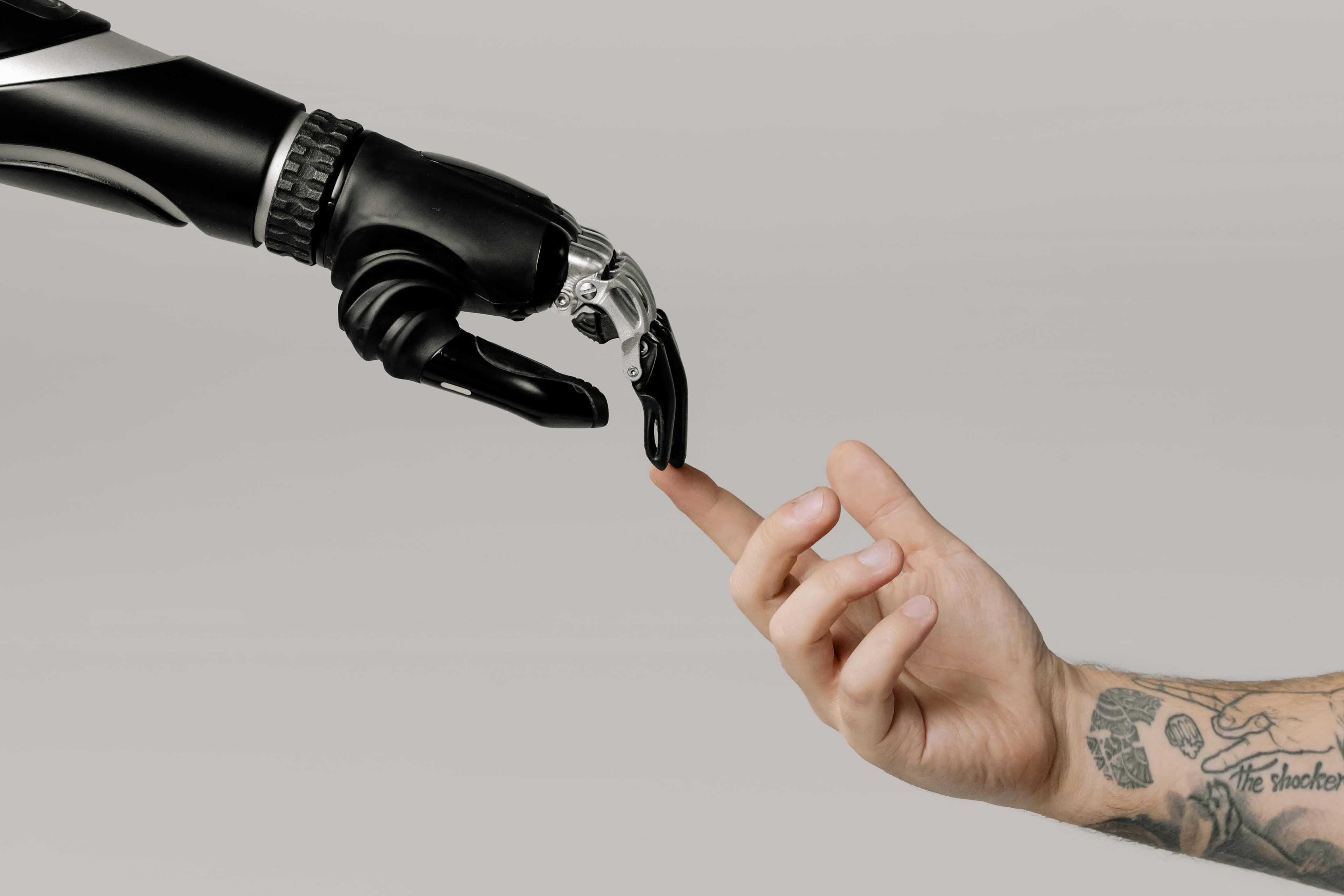 Robotik el ile insan elinin parmak ucunda buluşması